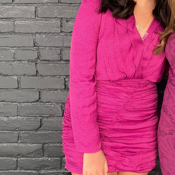 SUPER FLATTERING RUCHED V NECK PINK AND BLACK POLKA DOT DRESS - Picture 3 of 4